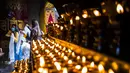 Pengungsi Tibet memasuki sebuah kuil untuk berdoa pada hari pertama Tahun Baru Imlek di New Delhi, India, pada Jumat (12/2/2021). Mengikuti kalender China, Tahun 2021 adalah Tahun Kerbau Logam. (Jewel SAMAD / AFP)