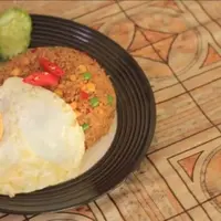 Masih ditinggal Mba yang mudik? Jangan sedih, kamu juga bisa masak Nasi Goreng Ikan Asin Teri kok. (Foto: Video.com/Selerasa.com)