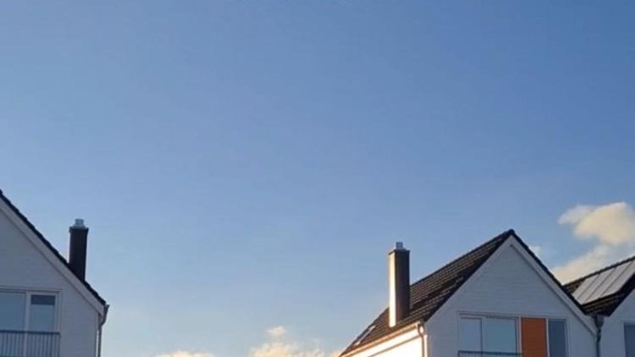 Bahkan saat jam menunjukkan pukul 21.20 langit juga masih terang benderang karena matahari masih belum juga terbenam.