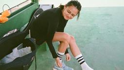 Lewat Instagram, Gege Elisa sering berbagi momen seru saat sedang beraksi di tengah lapangan. Meski sedang olahraga, penampilannya tampak stylish. Pesona cantiknya pun makin terpancar tanpa makeup. (Liputan6.com/IG/@gegeelisa94)
