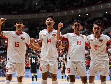 Pemain Timnas Futsal Indonesia merayakan gol yang dicetak oleh Reza Gunawan dalam laga uji coba melawan Australia di Indonesia Arena, Senayan, Jakarta, Sabtu (01/11/2025). (Bola.com/Bagaskara Lazuardi)
