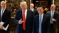 Donald Trump (kiri) dan Jack Ma saat mengadakan pertemuan di Trump Tower, New York, Senin (9/1). Ma berjanji membantu usaha kecil dan menengah serta petani AS untuk menjual hasil produknya ke China. (AP Photo/Evan Vucci)