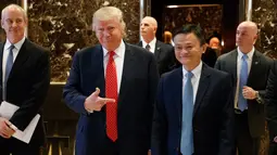 Donald Trump (kiri) dan Jack Ma saat mengadakan pertemuan di Trump Tower, New York, Senin (9/1). Ma berjanji membantu usaha kecil dan menengah serta petani AS untuk menjual hasil produknya ke China. (AP Photo/Evan Vucci)