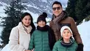 Titi Kamal bersama suaminya, Christian Sugiono mengajak kedua putranya liburan akhir tahun ke Swiss. Keluarga ini tampak menikmati hamparan salju yang indah di negara tersebut. [@titi_kamall]