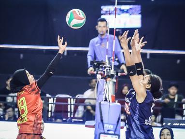 Pemain Petrokimia Gresik Pupuk Indonesia, Mediol Yoku mencoba menahan spike dari pemain TNI AU Electric pada Final Four Livoli Divisi Utama 2025 yang bertempat di GOR Ki Mageti, Magetan Rabu (15/10/2025).