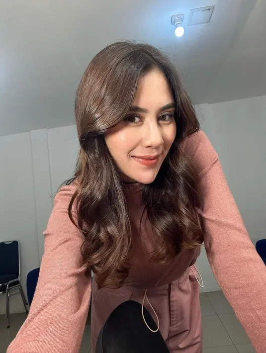 Dalam potret ini, Syahnaz berfoto selfie dengan rambut panjang ikalnya yang dibiarkan tergerai. Dengan makeup bernuansa cokelat yang lembut dan pas untuk kulitnya, Syahnaz tampil cantik dengan pulasan lipstik bernuansa kecokelatan yang senada. Foto: Instagram.