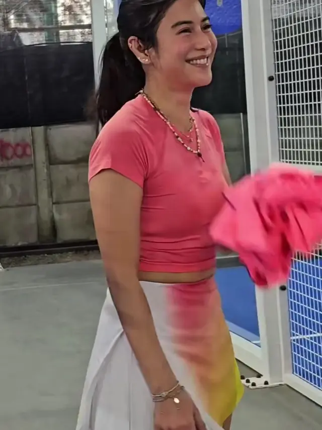 Gaya-gaya Dian Sastro Saat Main Padel, Modis Manis Meski Berkeringat