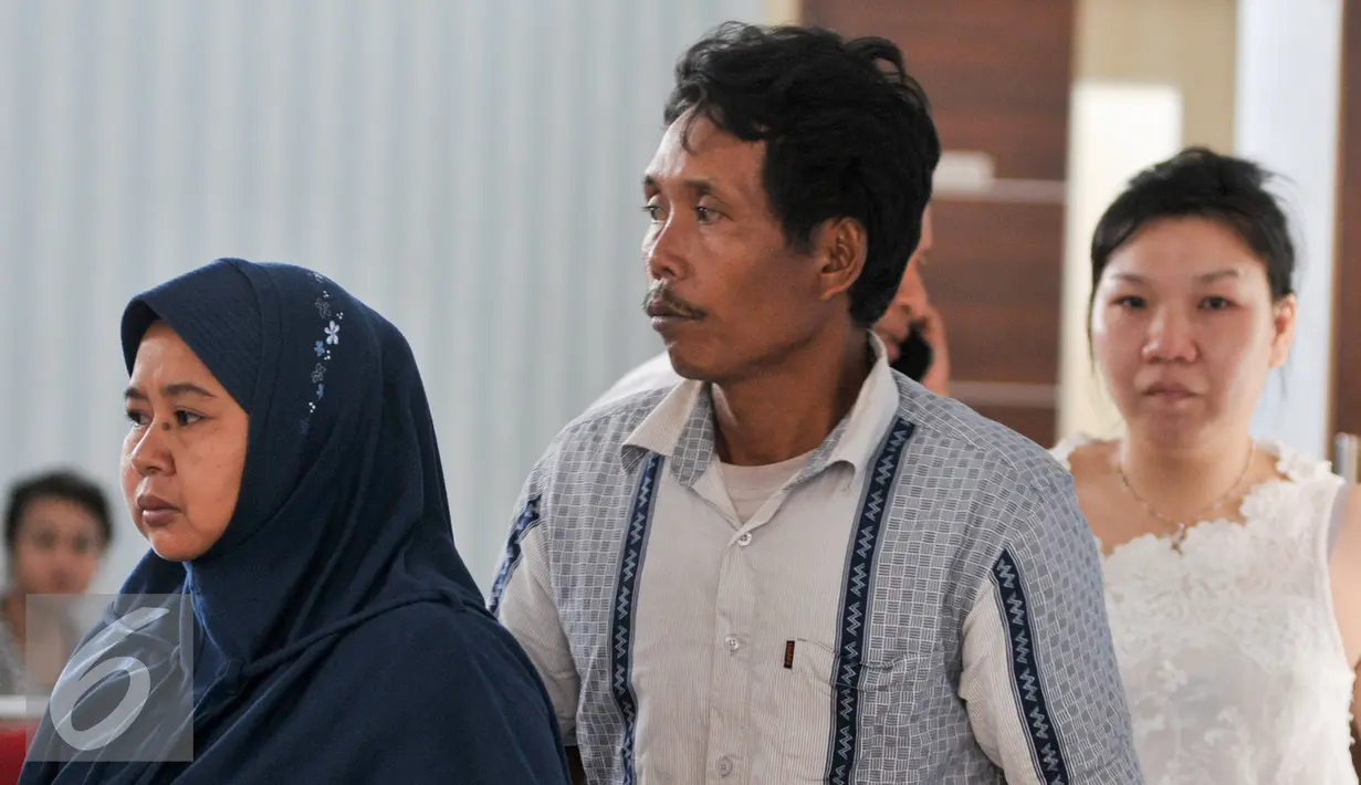 Sejumlah keluarga korban KM Zahro menunggu hasil tes postmortem dan antemortem di RS Polri, Jakarta, Selasa (3/1). Mereka membawa sejumlah dokumen untuk mencirikan keluarganya yang menjadi korban terbakarnya kapal Zahro. (Liputan6.com/Yoppy Renato)