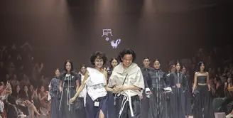 Malam penutupan Plaza Indonesia Fashion Week ditutup secara apik oleh dua kolaborasi desainer ternama, Sejauh Mata Memandang adn Adrian Gan. [Foto: PIFW.DOK]