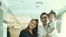 Ayu Dewi preskon lahiran anak ketiga. (Adrian Putra/Fimela.com)