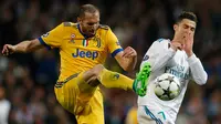 Pemain Real Madrid Cristiano Ronaldo berebut bola dengan pemain Juventus Giorgio Chiellini pada leg kedua babak perempat final Liga Champions di Santiago Bernabeu, Rabu (11/4). Real Madrid melaju ke semifinal meski kalah 1-3 dari Juventus. (AP/Paul White)