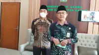 Kepala Kemenag Garut Cece Hidayat memberikan penjelasan kepada wartawan di kantornya. (Liputan6.com/Jayadi Supriadin)