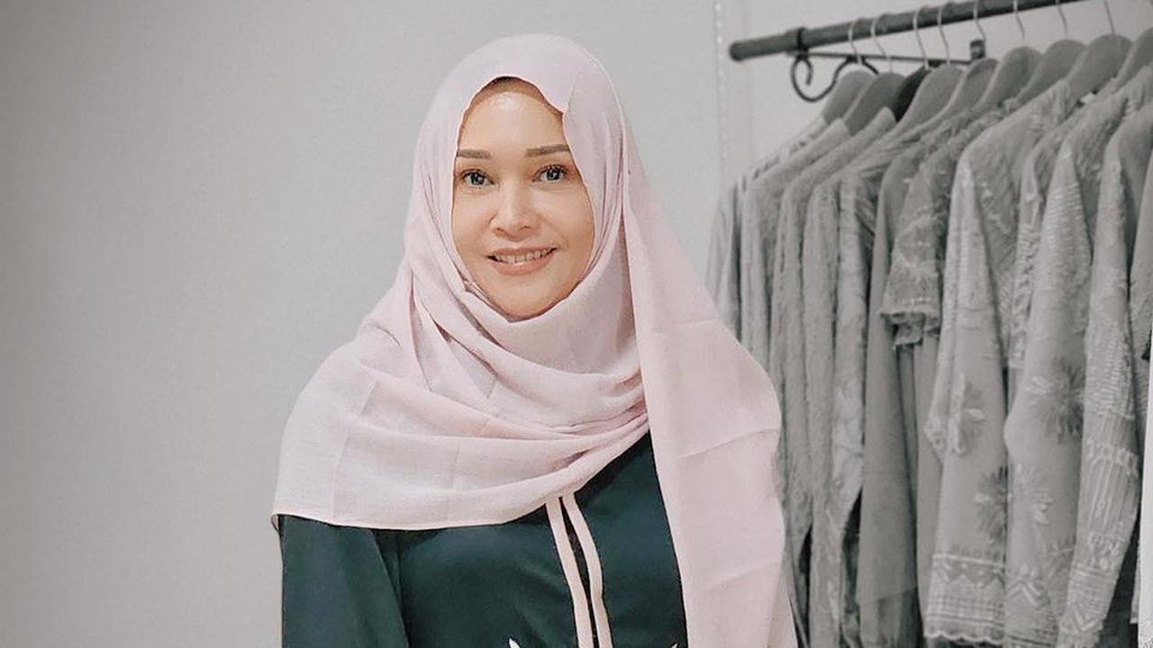 8 Ide Gaya Gamis Elegan dari Maia Estianty yang Akan Mempercantik Penampilan Anda