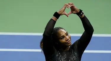 Petenis Amerika Serikat, Serena Williams memberi isyarat kepada para penggemar setelah kalah dari Ajla Tomljanovic dari Austrailia pada putaran ketiga kejuaraan tenis AS Terbuka di New York (2/9/2022). Serena Williams kalah dari Ajla Tomljanovi 5-7, 7-6 (4), 1-6. (AP Photo/Frank Franklin II)