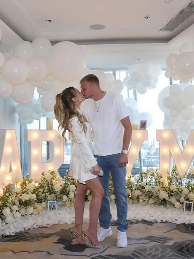 Arron melamar kekasihnya