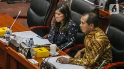 Ketua Komisi I DPR RI Meutya Hafid (kiri) menyimak paparan Menlu Retno Marsudi saat rapat kerja di Komplek Parlemen, Senayan, Jakarta, Kamis (31/8/2023). (Liputan6.com/Faizal Fanani)