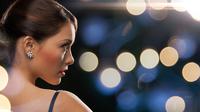 Ilustrasi wanita memakai perhiasan. (Foto: Shutterstock)