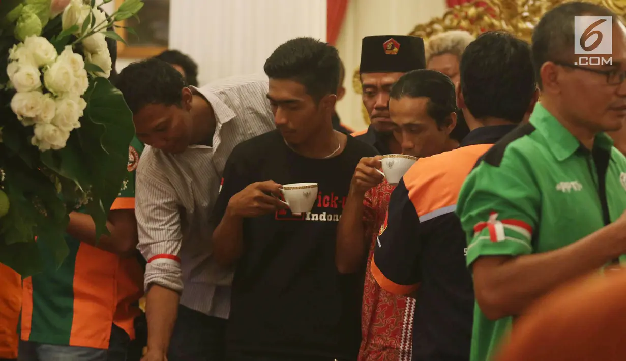 Sejumlah perwakilan sopir truk se-Indonesia menikmati minuman saat diterima oleh Presiden Jokowi di Istana Negara, Jakarta, Selasa (8/5). Pertemuan diisi dengan dialog santai sekaligus mendengar masukan dari para sopir. (Liputan6.com/Angga Yuniar)