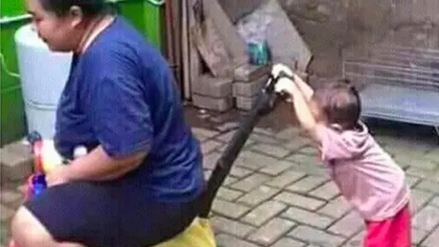 6 Kelakuan Kocak Orangtua Saat Asuh Anak, Dijamin Bikin Ketawa