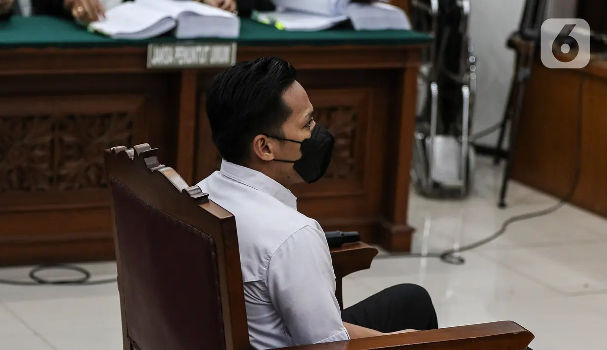 Terdakwa Richard Eliezer Pudihang Lumiu menjalani sidang lanjutan dalam kasus pembunuhan Brigadir Yosua Hutabarat di Pengadilan Negeri Jakarta Selatan, Rabu (18/1/2023). Agenda sidang kali ini pembacaan tuntutan oleh Jaksa Penuntut Umum. (Liputan6.com/Johan Tallo)