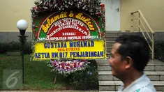 Pekerja melintas di depan karangan bunga ucapan selamat dilantiknya Komjen Pol Tito Karnavian di Mabes Polri, Jakarta, Rabu (13/7). Tito Karnavian akan dilantik menjadi Kapolri di Istana Negara oleh Presiden Jokowi. (Liputan6.com/Helmi Fithriansyah)