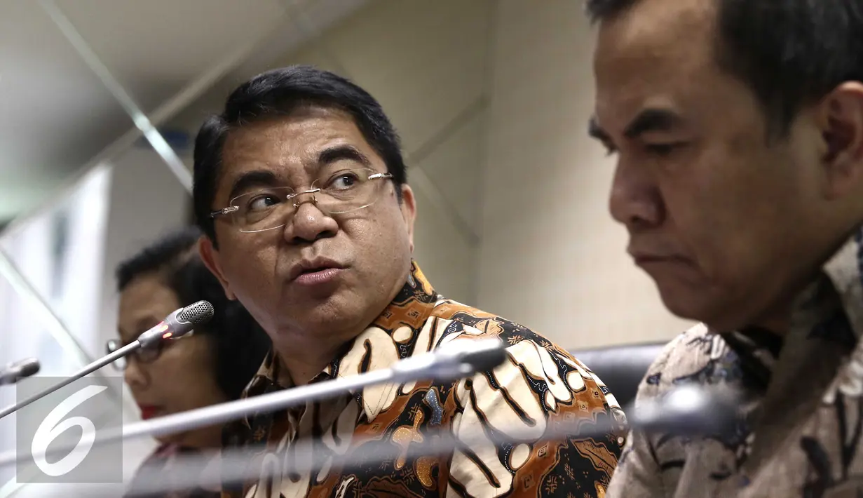 Kepala BKPM, Franky Sibarani menjelaskan strategi kejar target investasi 2016 kepada wartawan, Jumat (8/1). BKPM menyiapkan 5 langkah strategi mendukung pertumbuhan investasi tahun 2016. (Liputan6.com/Angga Yuniar)