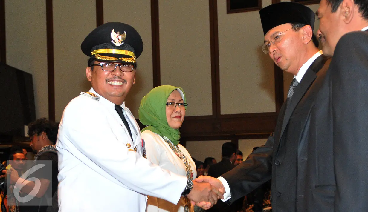 Gubernur DKI Jakarta Basuki T Purnama  memberikan selamat kepada Walikota Jakarta Selatan Tri Kurniadi (kiri) usai pelantikan di balai kota, Jakarta, Kamis (13/8/2015). Tri menggantikan Syamsuddin Noor yang dipecat. (Liputan6.com/Herman Zakharia)