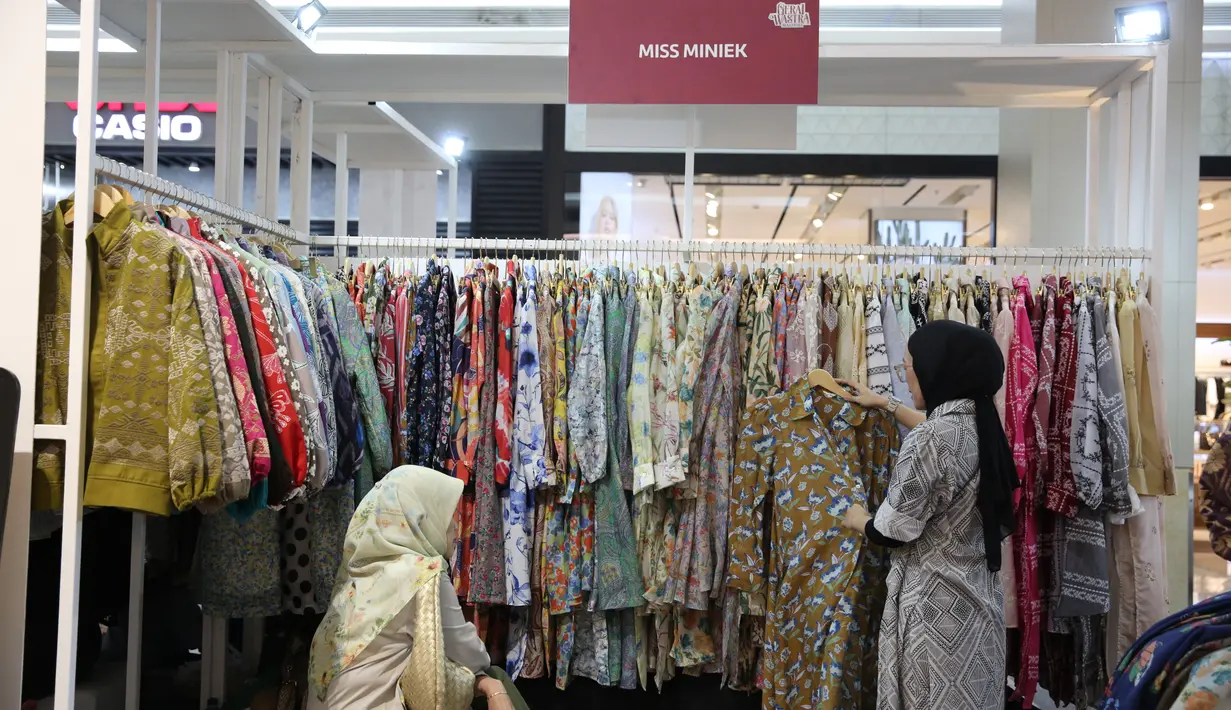 Tak hanya menghadirkan busana ready-to-wear, Miss Miniek juga menawarkan aksesori unik berupa bros dari kain perca. Dengan kreativitas tinggi, kain perca diolah menjadi bros yang terlihat anggun dan bernilai estetika tinggi. [Dok/KLY/Adrian].