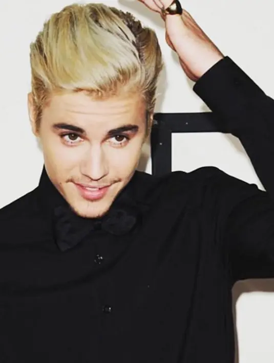 Justin  Bieber dikabarkan menjalin kasih dengan Selena Gomez,  momen romantis mereka membuat fans Bieber pun iri. Namun hubungan mereka putus ditahun 2013, tetapi Selena dan Justin masih dekat satu sama lain. (via instagram@justinbieber/Bintang.com)