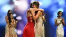 Miss Valle del Cauca Valeria Morales memeluk peserta lainya setelah dinobatkan menjadi Miss Colombia 2018 di Medellin (30/9). Wanita 20 tahun ini lahir di Santiago de Cali pada 2 Januari 1998. (AFP Photo/Joaquin Sarmiento)