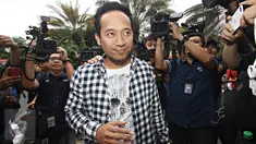 Komedian sekaligus presenter Denny Cagur mendatangi Polda Metro Jaya, Jakarta, Senin (21/3/2016). Deni dipanggil Polda Metro sebagai saksi terkait kasus penghinanaan lambang negara oleh penyanyi dangdut Zaskia Gotik. (Liputan6.com/Immanuel Antonius)