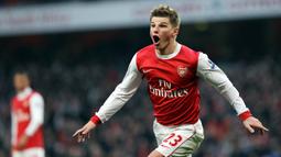 1. Andrey Arshavin - Andrey Arshavin  pernah menjadi striker andalan saat perkuat Arsenal. Pemain asal Rusia ini sukses cetak 31 gol dan 46 assists hanya dalam 145 pertandingan. (AFP/Adrian Dennis)