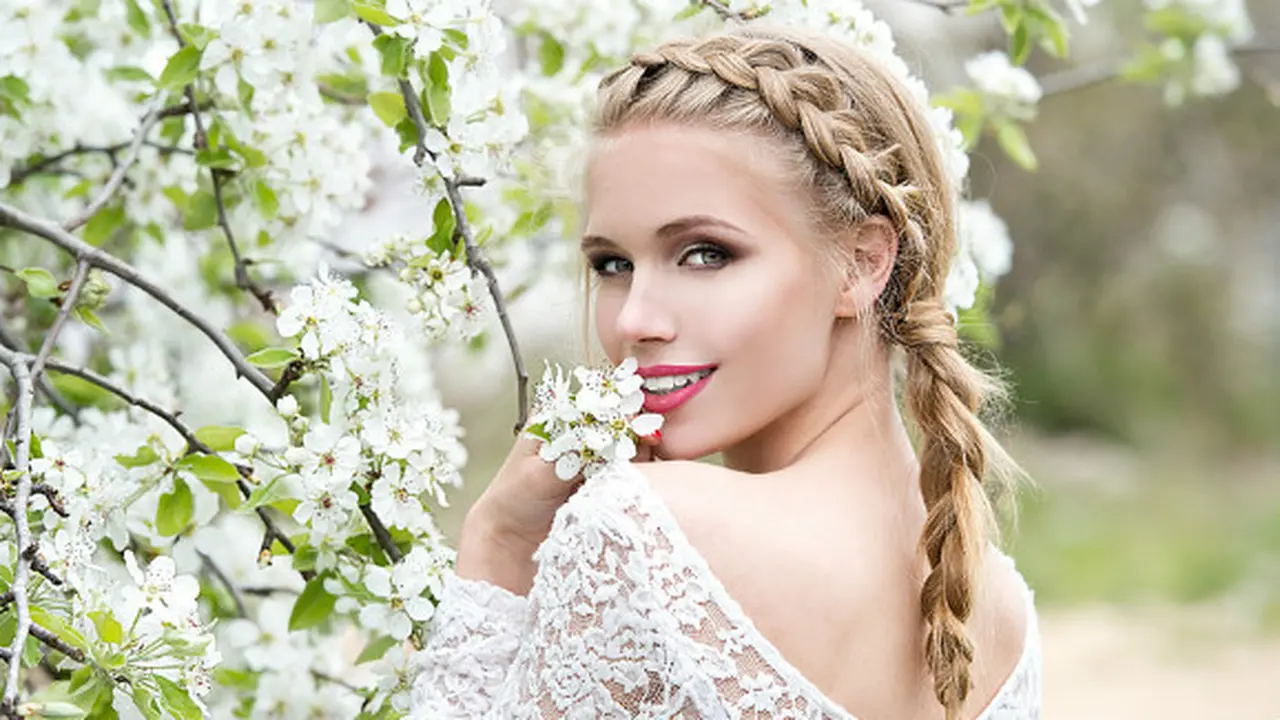 10 Model Rambut Kepang Untuk pesta (c) shutterstock