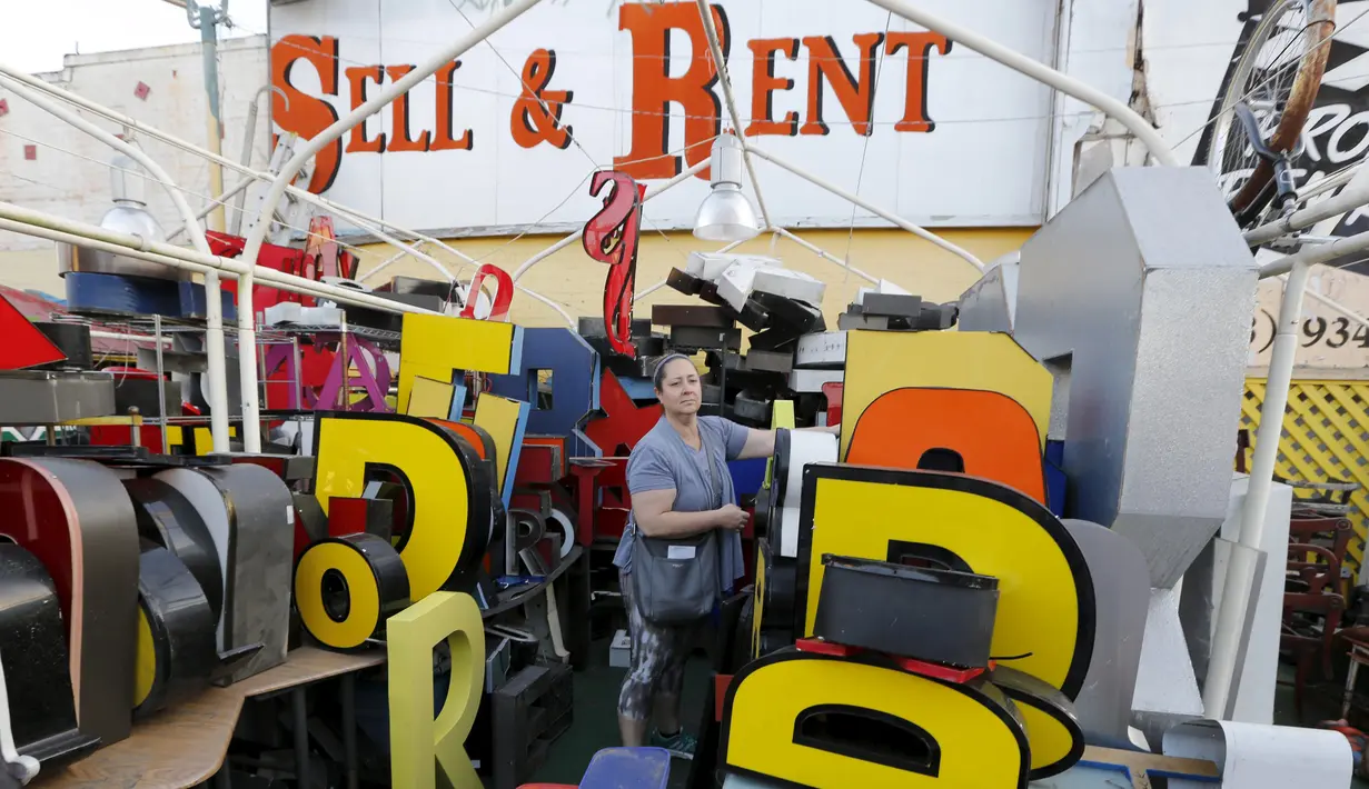 Pengunjung saat melihat barang-barang milik kolektor Nick Metropolis di Hollywood , Los Angeles, (27/2). Barang - barang Nick sering disewakan atau dibeli untuk produksi film Hollywood. (REUTERS / Chris Helgren)