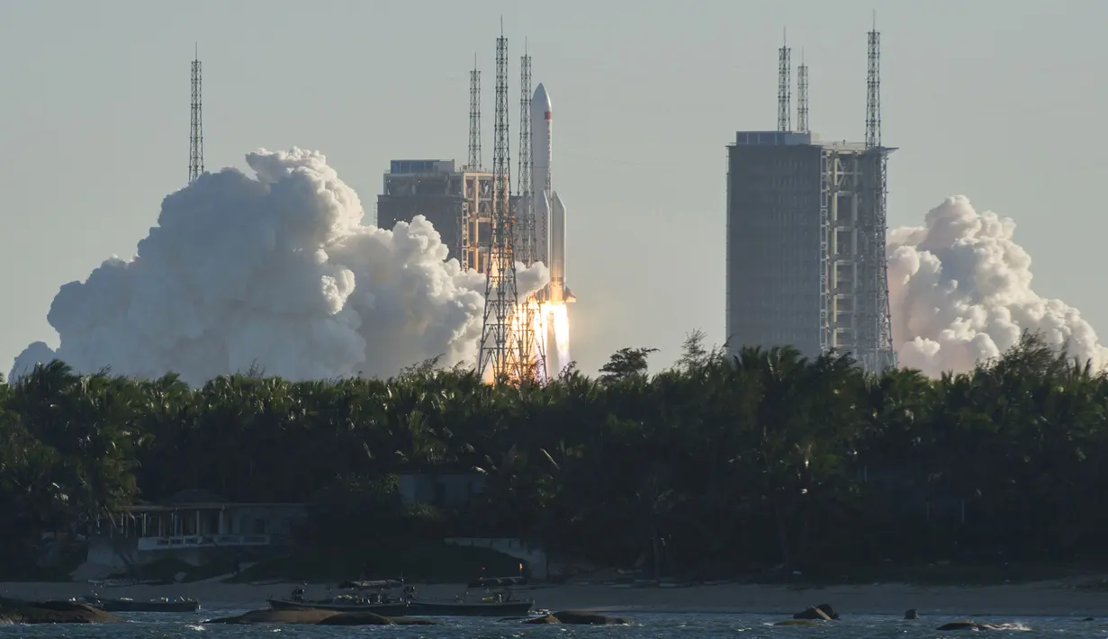 Roket Long March 5B lepas landas dari Pusat Peluncuran Ruang Angkasa Wenchang di Provinsi Hainan, China, Selasa (5/5/2020). China telah menargetkan selesai membangun stasiun luar angkasa yang bisa ditinggali astronot sekitar tahun 2022. (STR/AFP)