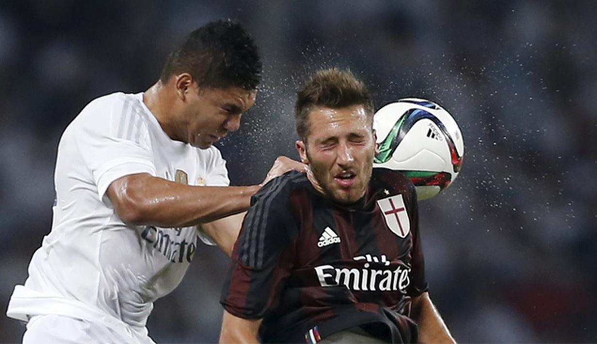Pemain Real Madrid, Casemiro melakukan duel udara dengan pemain AC Milan, Bertolacci Andrea pada laga International Champions Cup 2015 di Shanghai, China, Kamis (30/7). (Reuters Aly Song)