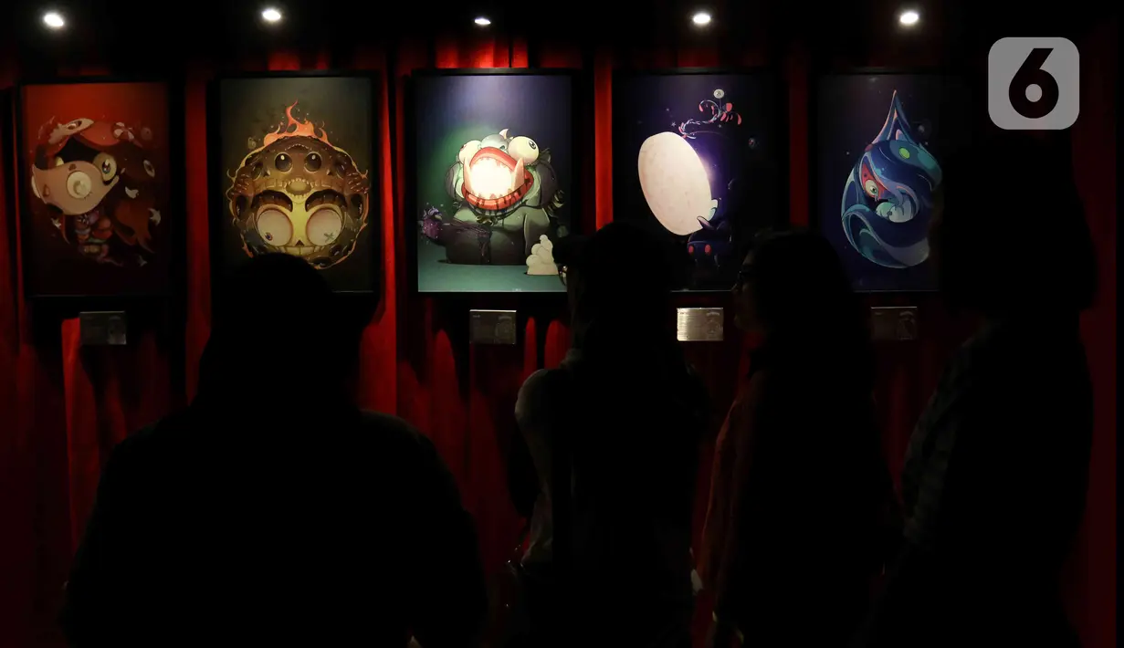 Pengunjung mengunjungi pameran seni karakter hantu atau Ghostival 2023 di Mal Senayan City, Jakarta, Senin (26/6/2023). (Liputan6.com/Herman Zakharia)