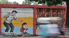 Pengendara melintasi mural bertema 'Tolak Kekerasan Perempuan dan Pelecehan Seksual' di kawasan Jatinegara, Jakarta, Senin (17/12). Mural tersebut dibuat untuk meningkatkan kesadaran akan ancaman bahaya pelecehan seksual. (Merdeka.com/Iqbal S. Nugroho)