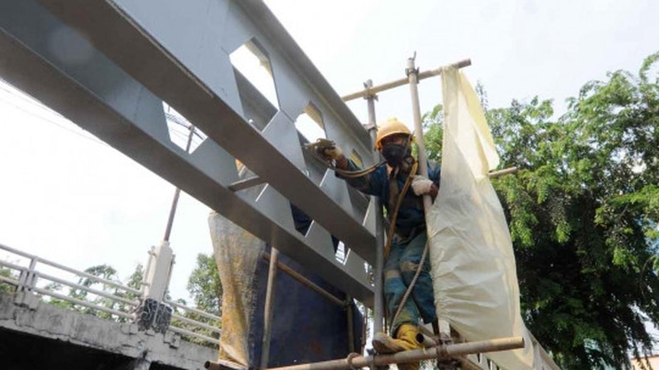 Melihat penggantian pipa gas PGN di atas sungai