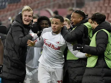 Gelandang RB Salzburg, Noah Okafor (tengah) berselebrasi bersama rekan satu timnya setelah mencetak gol ke gawang Sevilla selama pertandingan Grup G Liga Champions di Salzburg, Austria, Kamis (9/12/2021). Salzburg menang tipis atas Sevilla dengan skor 1-0. (AFP/APA/Hans Punz)