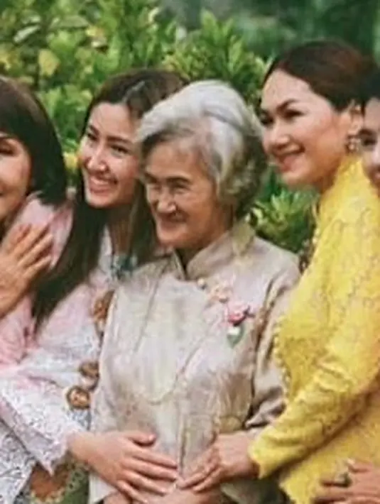 Sementara sang mama memakai kebaya lace kerah tinggi warna kuning. Dan neneknya mengenakan blouse kerah dan shanghai yang dipadukan dengan kain. [@poydtreechada]