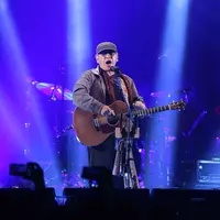 Bukan 'barang baru' musikus ternama Iwan Fals membuat lagu bernada kritik sosial hingga pedas yang dialamatkan ke pemerintah. (Nurwahyunan/Bintang.com)