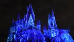 Pemandangan saat bangunan kastil Dunia Harry Potter dihiasi cahaya biru di Universal Studios Hollywood, Universal City (16/11). Proyeksi cahaya ini menjadi hiburan di Universal Studios Hollywood jelang datangnya Natal. (AFP Photo/Chris Delmas)