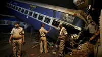 Kecelakaan kereta di negara bagian Uttar Pradesh, India, pada Sabtu 20 Agustus 2017 (AP Photo/Altaf Qadri)