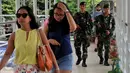 Aparat keamanan berjaga di jembatan penyeberangan orang (JPO) kawasan Bundaran HI, Jakarta, (5/3). Sekitar 4.000 personel Aparat Keamanan dari TNI/Polri di turunkan untuk pengamanan KTT OKI tersebut. (Liputan6.com/JohanTallo)