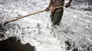 Marsiono, mencari undur-undur atau yutuk di bibir Pantai Bocor, Kabupaten Kebumen, Jawa Tengah, Sabtu (05/5). Undur-undur merupakan makanan ringan khas Kebumen. (Liputan6.com/Fery Pradolo)