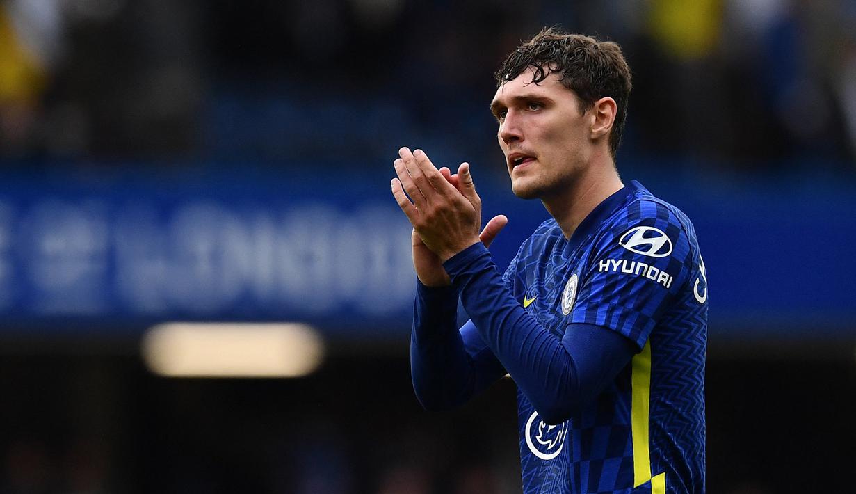 Andreas Christensen. Bek tenagh Denmark berusia 26 tahun yang baru saja bergabung dengan Barcelona pada awal musim 2022/2023 ini tercatat pernah menjadi milik Chelsea selama 6 musim mulai 2014/2015 hingga 2021/2022. Saat Chelsea menjuarai Liga Inggris musim 2014/2015 ia baru saja dipromosikan ke tim utama dan hanya tampil dalam 1 laga di Liga Inggris sehingga tidak berhak atas medali juara. Sementara saat The Blues kembali jadi juara Liga Inggris pada musim 2016/2017 ia tengah menjalani musim keduanya dipinjamkan ke Borussia Monchengladbach. (AFP/Ben Stansall)