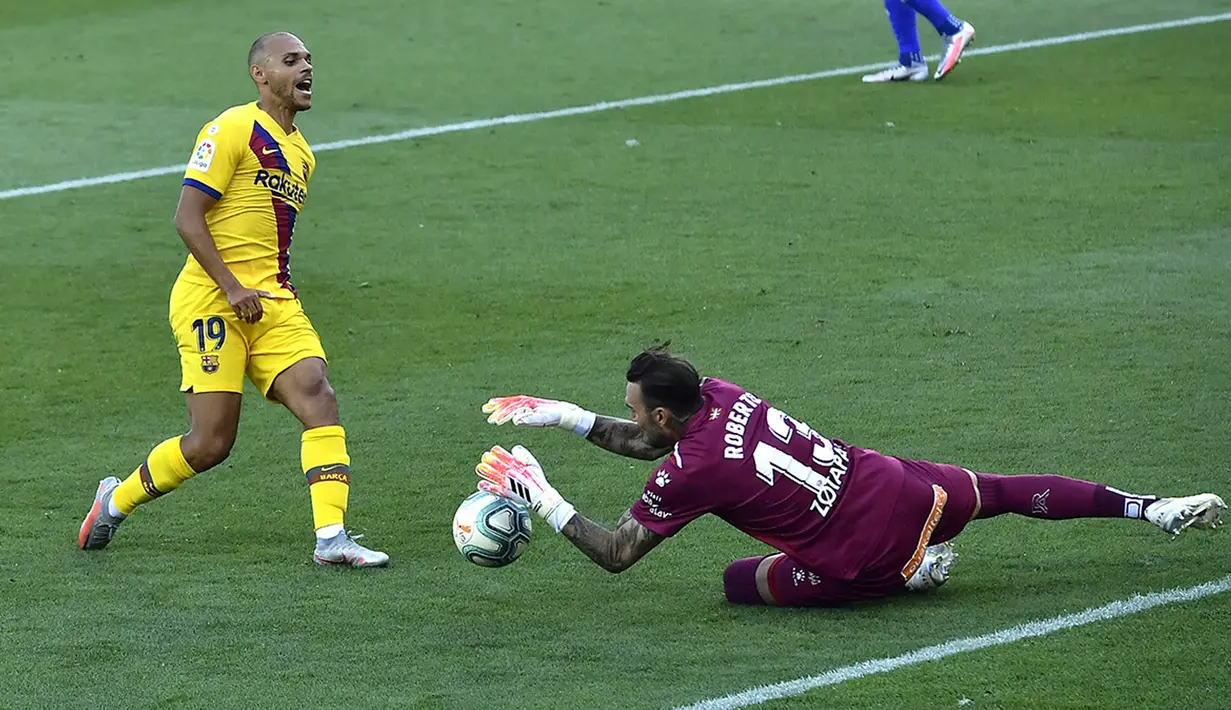 Kiper Alaves Roberto menghentikan bola tendangan pemain Barcelona Luis Suarez pada pertandingan La Liga di Stadion Mendizorroza, Vitoria, Spanyol, Minggu (19/7/2020). Barcelona menang 5-0. (AP Photo/Alvaro Barrientos)