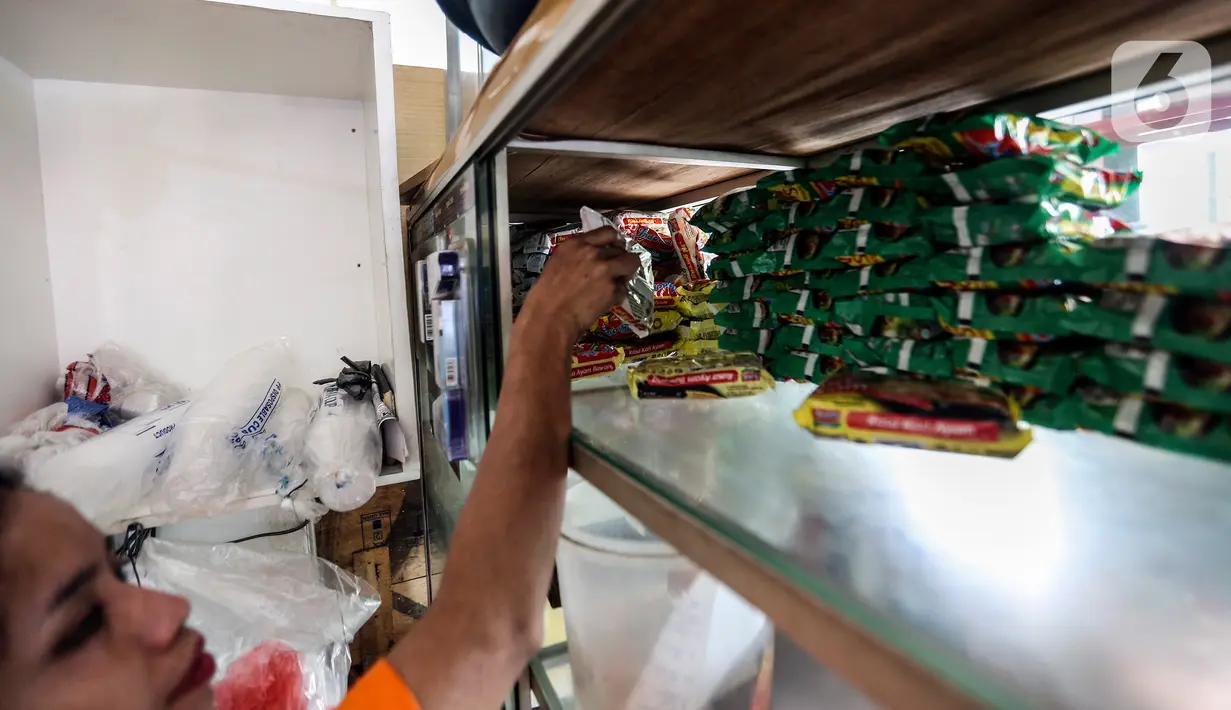Pedagang memilih mi instan yang dipesan pembeli di warung kopi (Warkop), Jakarta, Kamis (11/8/2022). Perang yang terjadi antara Rusia dan Ukraina berdampak pada naiknya harga mi instan. (Liputan6.com/Johan Tallo)