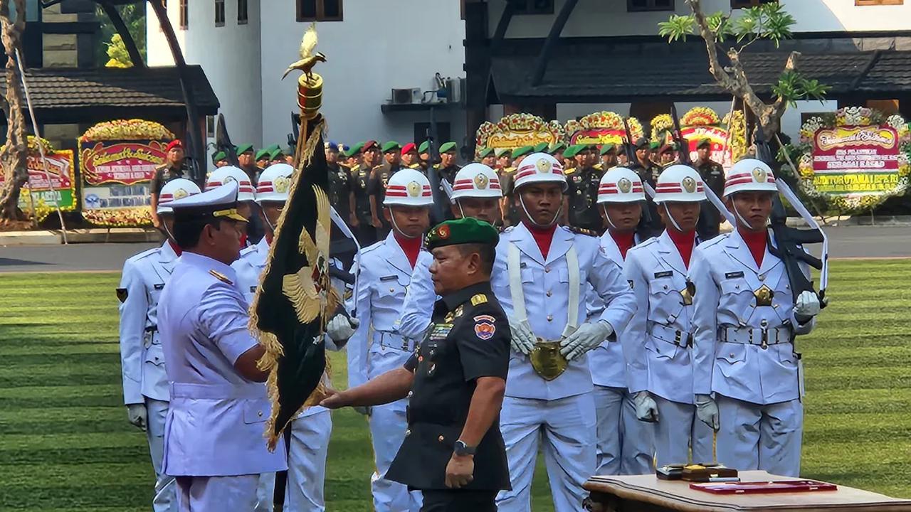 <br>Berdasarkan pantauan merdeka.com, proses serah terima jabatan berlangsung secara hikmat.&nbsp;